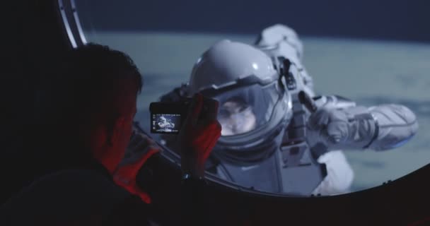 Astronaut filmt ruimtewandelende bemanningslid — Stockvideo