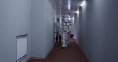 Astronotlar koridorda yürüyor
