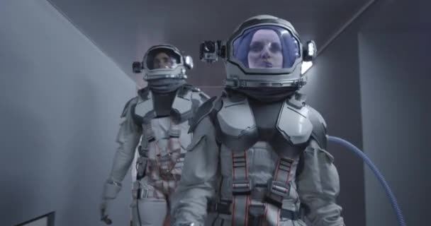 Astronautes marchant dans un couloir 