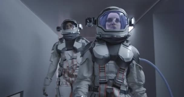 Astronautes marchant dans un couloir — Video