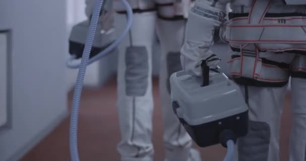 Astronauten dragen koffers door een gang. — Stockvideo