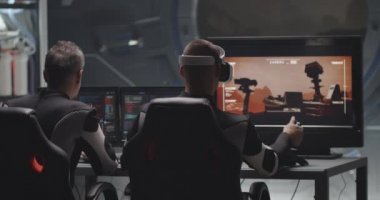 Mars gezginini uzaktan kumandayla kontrol eden adam