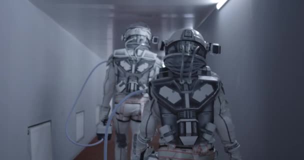 Astronauti che camminano lungo un corridoio — Video Stock