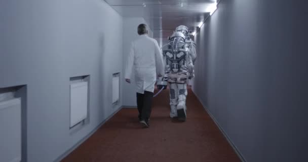 Astronauten laufen Korridor hinunter — Stockvideo