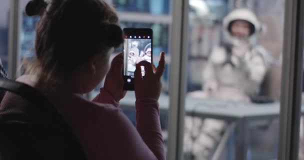 Flicka fotografera astronauter vid presskonferensen — Stockvideo