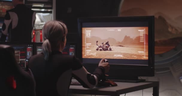 リモートコントローラで火星ローバーを制御する女性 — ストック動画