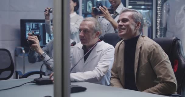 Astronauci rozmawiający z dziennikarzami przed odlotem — Wideo stockowe