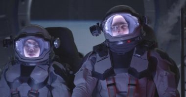 Astronot hızlanan uzay gemisinde oturuyor