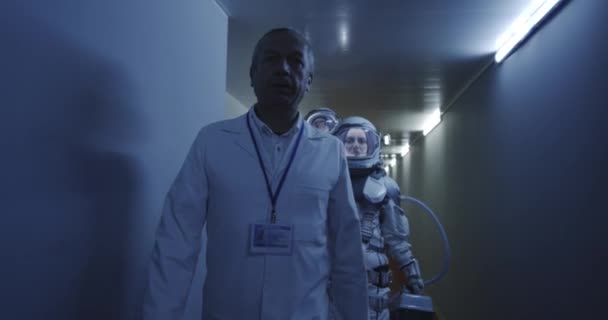 Astronautes marchant dans le couloir 