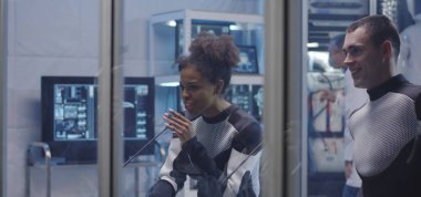 Astronotlar basın toplantısı için geliyorlar.