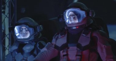 Astronot hızlanan uzay gemisinde oturuyor