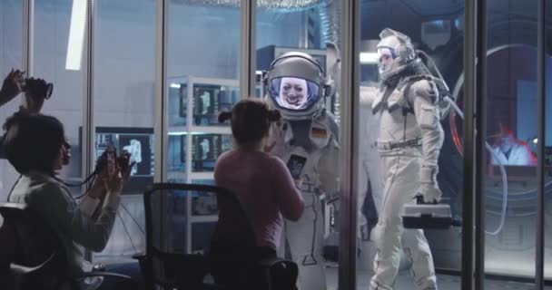 Astronaut matching palm with girl before departure — Stock Video