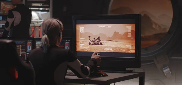 Kobieta sterująca łazikiem Mars za pomocą pilota — Zdjęcie stockowe