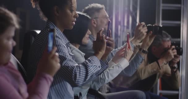 Fille photographier astronaute à la conférence de presse 