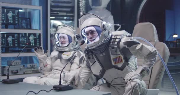 Astronauten in gesprek tijdens persconferentie voorafgaand aan de vlucht — Stockvideo