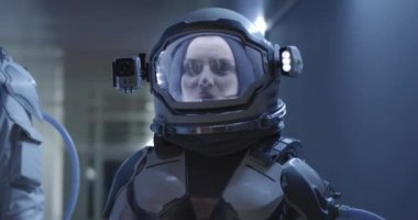 Koridorda duran kadın astronot.