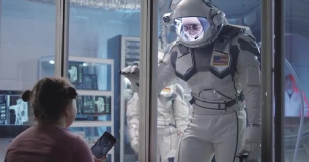 Astronaut stimmt vor Abflug mit Mädchen ab — Stockvideo