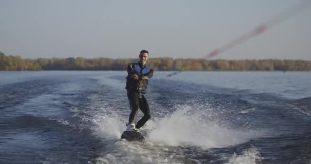 Jeune homme wakeboard sur la rivière — Video