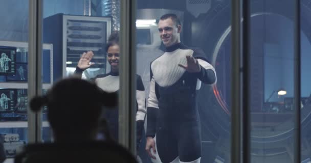 Astronautas saludando en conferencia de prensa previa al vuelo — Vídeo de stock