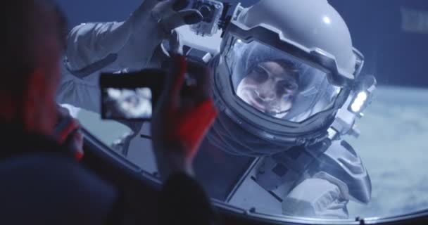 Astronauta riprese compagno di squadra spaziale a piedi — Video Stock