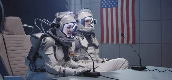 Astronautas conversando na conferência de imprensa antes do voo — Fotografia de Stock