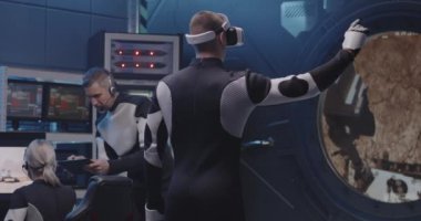 Astronot VR cihazıyla Mars gezginini kontrol ediyor