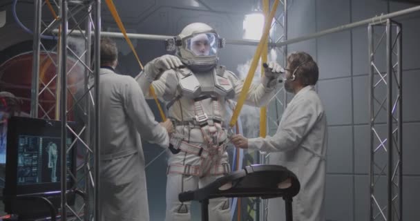 Naukowcy łączący pasma antygrawitacyjne z astronautą — Wideo stockowe