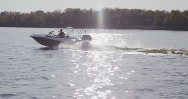 Adam bir sürat teknesi sürüş — Stok video