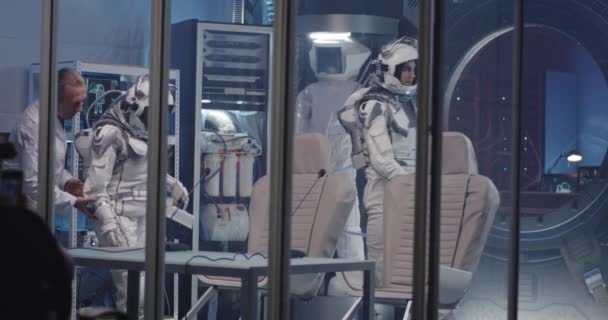 Amerikanska astronauter vinkar under presskonferensen — Stockvideo