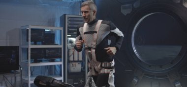 Bir uzay istasyonunda astronot egzersizi