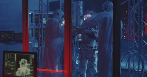 Vědec pomáhá astronautovi nasadit si rukavice — Stock video