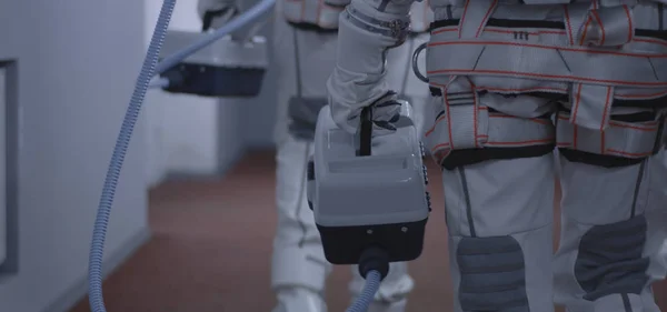นักบินอวกาศถือกระเป๋าเดินทางลงทางเดิน — ภาพถ่ายสต็อก