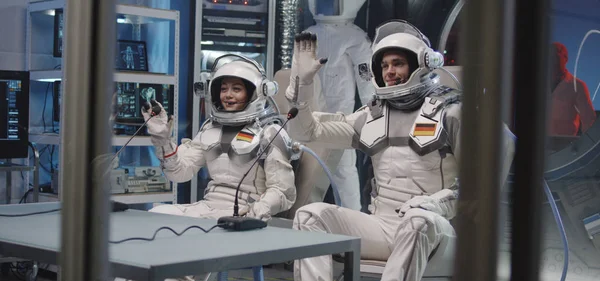 Niemieccy astronauci machają podczas konferencji prasowej — Zdjęcie stockowe