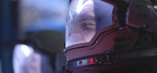 Astronauta che sperimenta dolore durante il lancio del razzo — Foto Stock