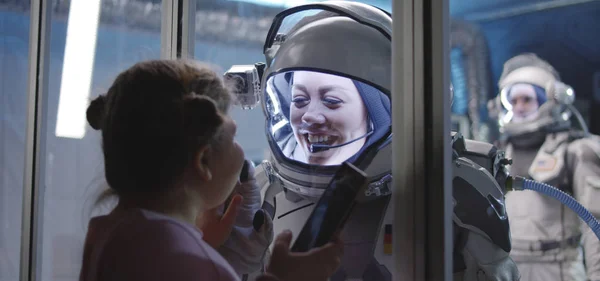 Astronauta palma combinando com menina antes da partida — Fotografia de Stock