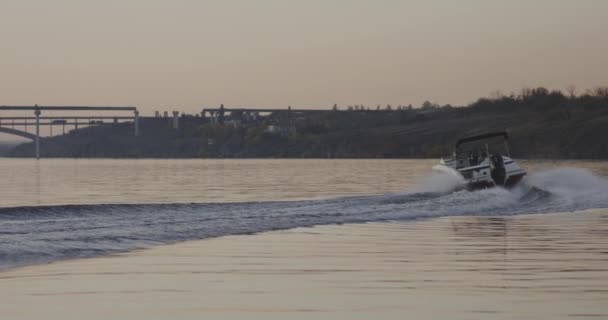 在河里超速行驶的摩托艇 — 图库视频影像