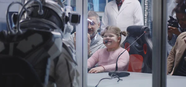 Девушка разговаривает с космонавтом на пресс-конференции — стоковое фото