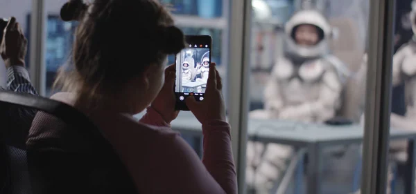 Ragazza che fotografa astronauti alla conferenza stampa — Foto Stock