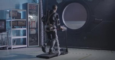 Bir uzay istasyonunda astronot egzersizi