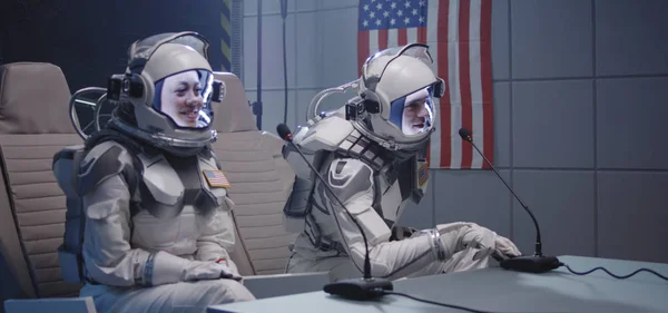 Astronautas conversando na conferência de imprensa antes do voo — Fotografia de Stock