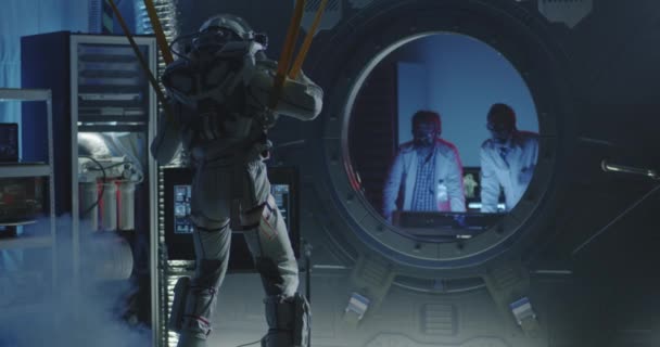 宇航员挂在带子上动着四肢 — 图库视频影像