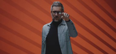 Kızgın adam kameraya konuşurken