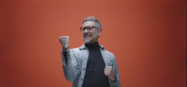 Mutlu adam başarıyı kutluyor.