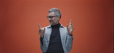 Mutlu adam başarıyı kutluyor.