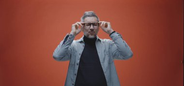 Mutlu adam başarıyı kutluyor.