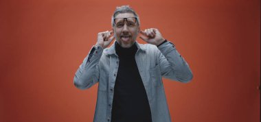 Mutlu orta yaşlı adam kutluyor