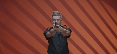 Sert polis kameraya konuşuyor.