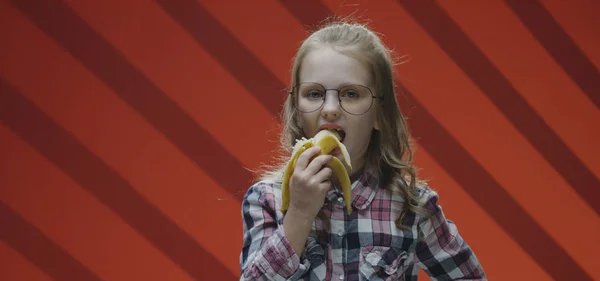 Enfant mangeant de la banane et se plaignant à la caméra — Photo