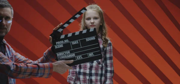 Child actress acting last scene during film shooting — Stock Photo, Image