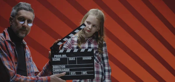 Criança atriz atuando última cena durante a filmagem — Fotografia de Stock